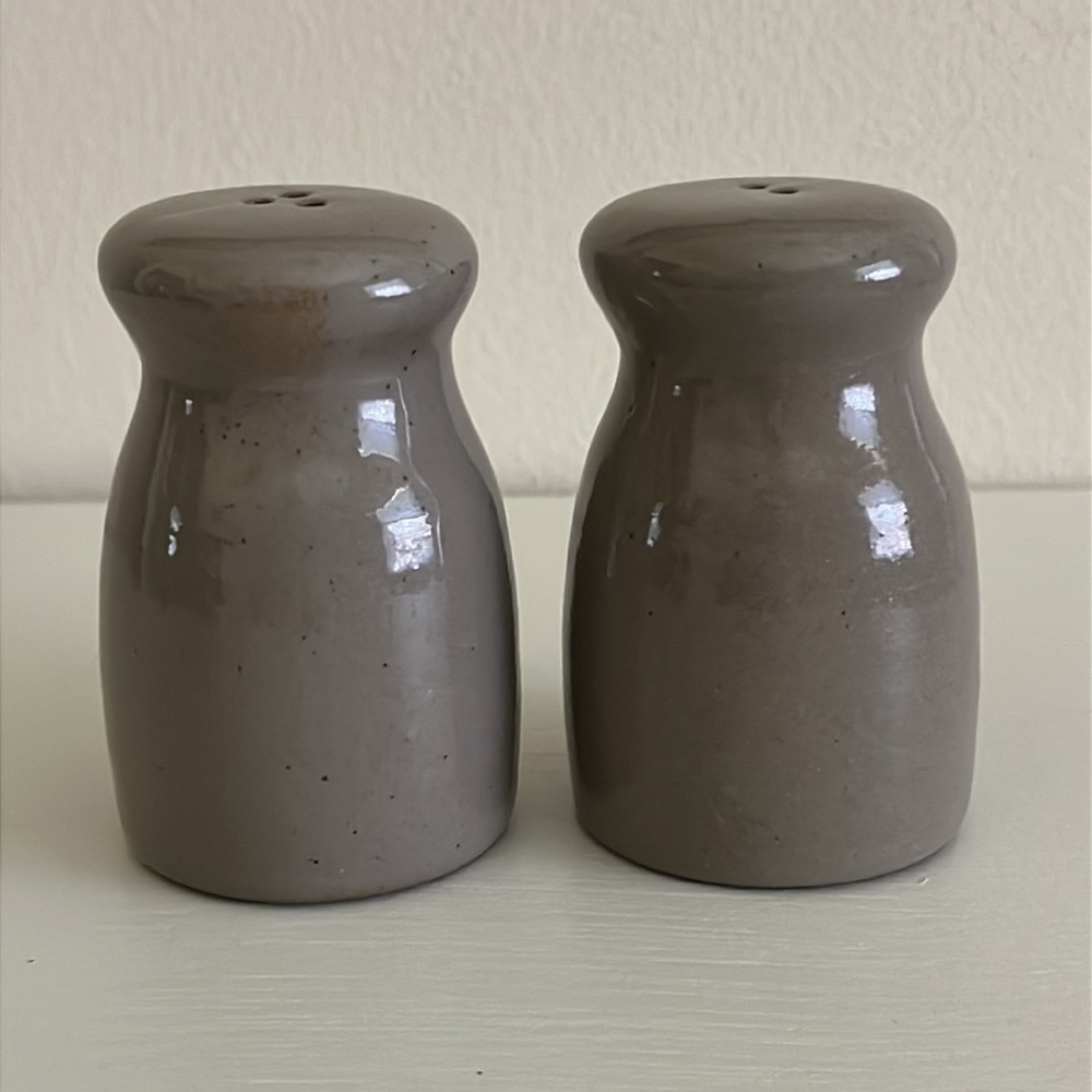 VINTAGE BEAUMONT BROTHERS POTTERY SALT GLAZED SALT PEPPER SHAKERS MADE IN USA - Picture 2 of 10